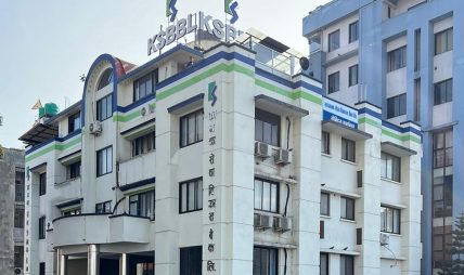 कामना सेवा विकास बैंकद्वारा नेपाल रेडक्रस सोसाइटीलाई डोनर बेड हस्तान्तरण