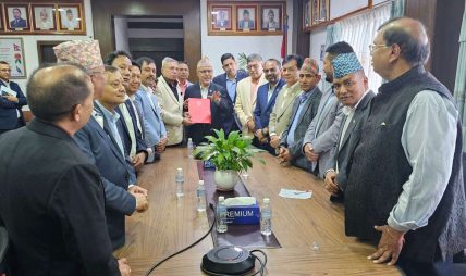 अर्थतन्त्रका विद्यमान समस्या समाधान र लगानीकर्ताको मनोबल उकास्न चेम्बरद्वारा अर्थमन्त्री खनाल समक्ष आग्रह