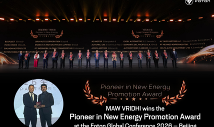 फोटोन मोटरका उपाध्यक्ष किन झिडोङ्गबाट एमएडब्लु वृद्धिका म्यानेजिङ डाइरेक्टर विवेक सिकरियालाई अवार्ड हस्तान्तरण