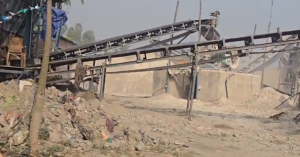 सर्लाहीमा वर्षौंदेखि अवैध रूपमा सञ्चालन हुँदै आएको क्रसर उद्योग प्रशासनले बन्द गर्दै विद्युत् लाइनसमेत काट्यो