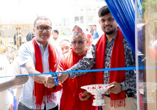 चितवनमा कजारिया रमेश टायल्सको नयाँ शोरुम उद्घाटन