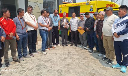 दुर्गम सिलीचोङ गाउँपालिकालाई गुँरास हाइड्रोपावरद्वारा एम्बुलेन्स हस्तान्तरण