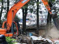 मनोहरा खोला किनारस्थित सुकुम्वासी बस्तीमा चल्यो डोजर