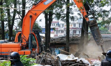 मनोहरा खोला किनारस्थित सुकुम्वासी बस्तीमा चल्यो डोजर