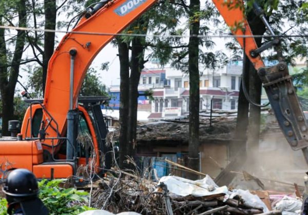 मनोहरा खोला किनारस्थित सुकुम्वासी बस्तीमा चल्यो डोजर