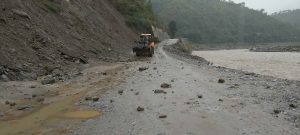 रोशी खोलामा पानीको सतह घटेपछि बिपी राजमार्ग पुन सञ्चालनमा