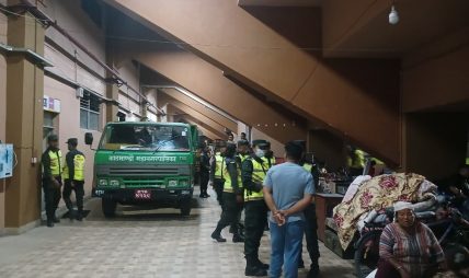 सरकारले हटायो काठमाडौं महानगरपाकाको नदी किनारका छेउमा रहेको जोखिमपूर्ण बस्ती