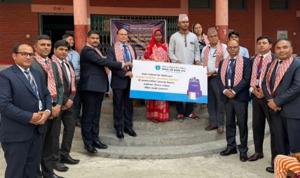 नेपाल एसबिआई बैंकद्वारा वीरगञ्जको विद्यालयमा शैक्षिक सामग्री वितरण