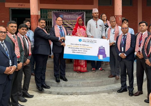 नेपाल एसबिआई बैंकद्वारा वीरगञ्जको विद्यालयमा शैक्षिक सामग्री वितरण
