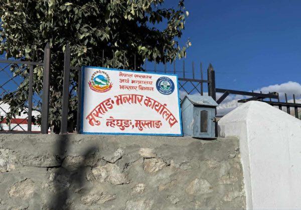 कोरोला नाकाबाट दुई गाडी नियन्त्रणमा, एक लाख ‘भेप’ रहेको आशंका