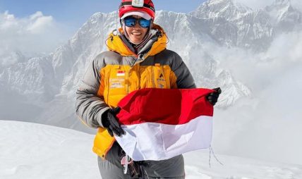 इन्डोनेसियाली महिला आरोहीद्वारा ६ हजार ८१२ मिटर अग्लो आमादब्लमको सफल आरोहण