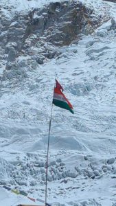 सगरमाथा आधार शिविरमा भारतीयसँगै खुम्चिएको नेपाली झन्डा कसले फहरायो ?