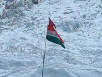 सगरमाथा आधार शिविरमा भारतीयसँगै खुम्चिएको नेपाली झन्डा कसले फहरायो ?