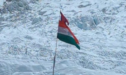 सगरमाथा आधार शिविरमा भारतीयसँगै खुम्चिएको नेपाली झन्डा कसले फहरायो ?