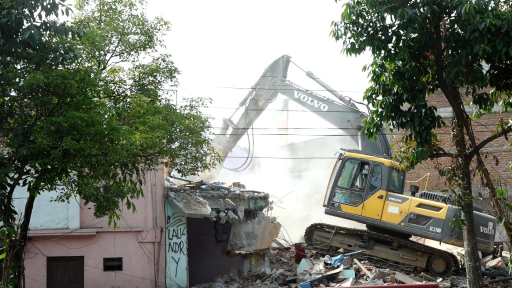 अनामनगर क्षेत्रका खोला किनारस्थित सुकुम्वासी बस्तीमा चलाइयाे डोजर