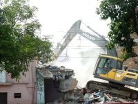 अनामनगर क्षेत्रका खोला किनारस्थित सुकुम्वासी बस्तीमा चलाइयाे डोजर
