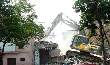 अनामनगर क्षेत्रका खोला किनारस्थित सुकुम्वासी बस्तीमा चलाइयाे डोजर