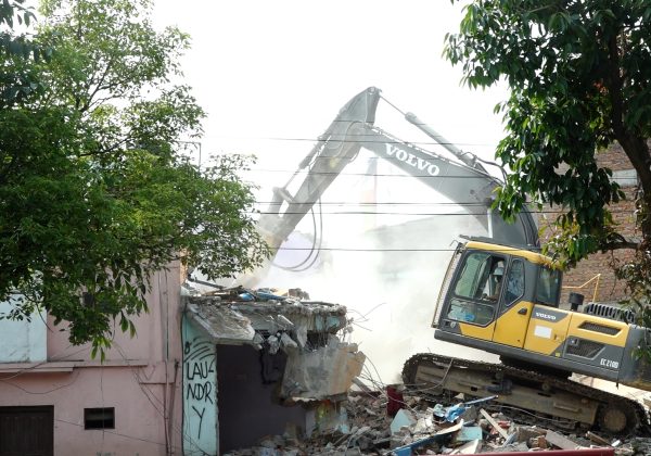 अनामनगर क्षेत्रका खोला किनारस्थित सुकुम्वासी बस्तीमा चलाइयाे डोजर