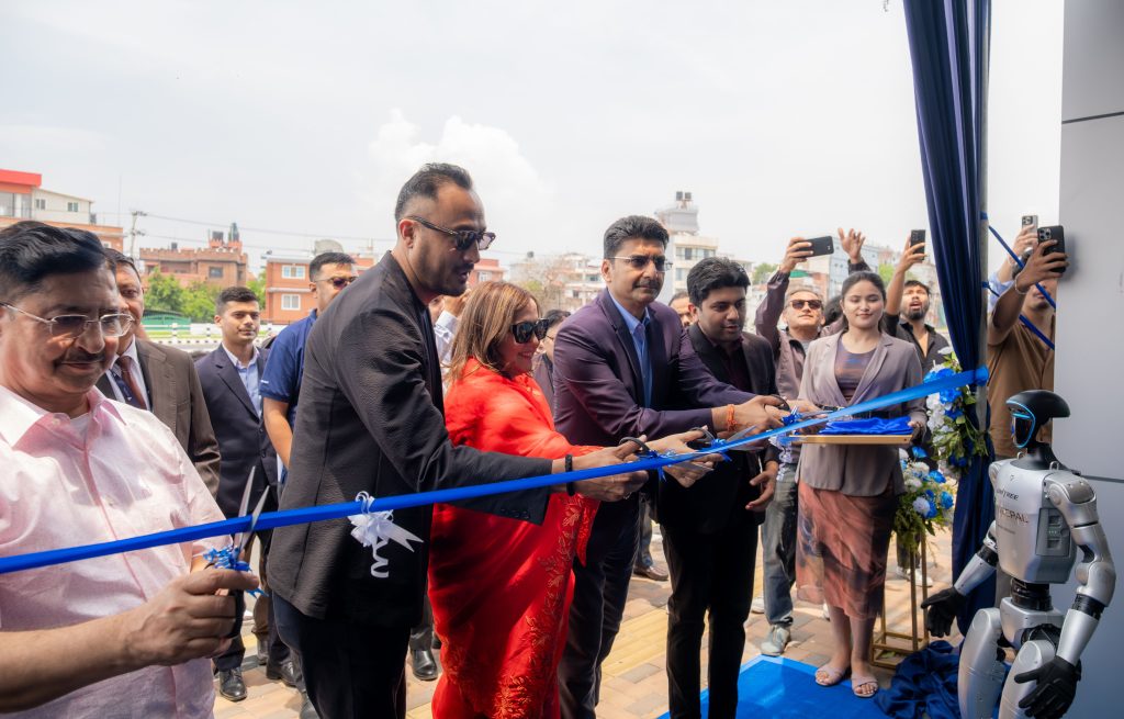 महाराजगञ्जमा नयाँ सोरुम खोलेर काठमाडौंमा उपस्थिति बलियो बनाउँदै दिपल पहिलो दिनमै २० दिपल इभी डेलिभरी