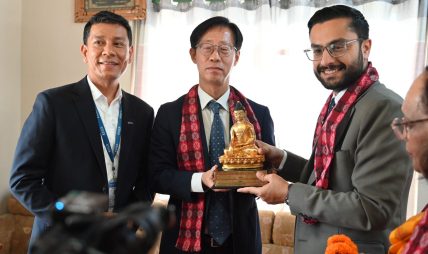 शिक्षामन्त्री पोखरेलद्वारा डा डिल्लीरमण रेग्मी राष्ट्रिय तथा अन्तर्राष्ट्रिय शान्ति पुरस्कार प्रदान
