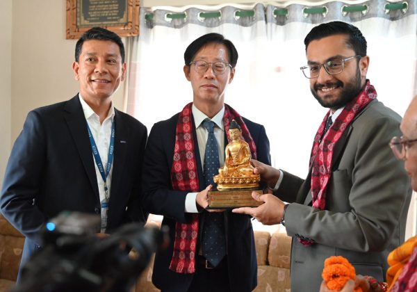 शिक्षामन्त्री पोखरेलद्वारा डा डिल्लीरमण रेग्मी राष्ट्रिय तथा अन्तर्राष्ट्रिय शान्ति पुरस्कार प्रदान
