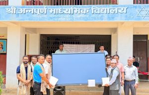 प्रभु बैंकद्वारा अन्नपूर्ण माध्यमिक विद्यालयलाई स्मार्ट बोर्ड हस्तान्तरण, डिजिटल शिक्षण सिकाइमा जोड