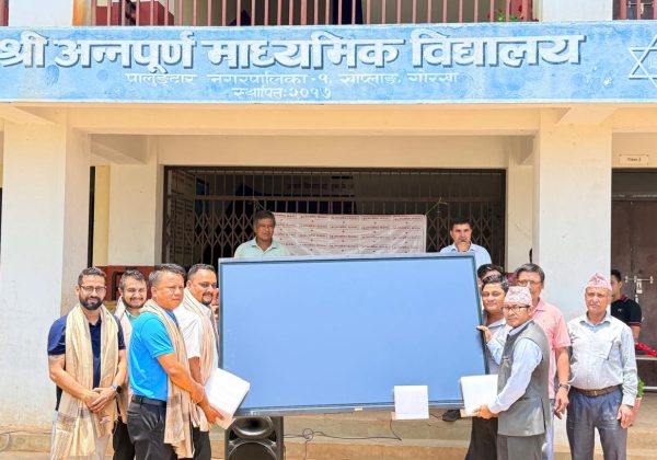 प्रभु बैंकद्वारा अन्नपूर्ण माध्यमिक विद्यालयलाई स्मार्ट बोर्ड हस्तान्तरण, डिजिटल शिक्षण सिकाइमा जोड