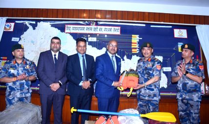 सन नेपाल लाइफद्वारा सशस्त्र प्रहरीलाई विपद् उद्धार सामग्री हस्तान्तरण