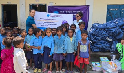 नेपाल एसबिआई बैंकद्वारा सामाजिक उत्तरदायित्व कार्यक्रमअन्तर्गत विद्यार्थीलाई शैक्षिक सामग्री वितरण