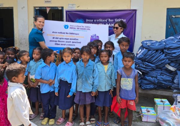 नेपाल एसबिआई बैंकद्वारा सामाजिक उत्तरदायित्व कार्यक्रमअन्तर्गत विद्यार्थीलाई शैक्षिक सामग्री वितरण