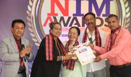 गीता अधिकारीलाई सर्वोत्कृष्ट गीतकार महिला (सुगम संगीत)को अवार्ड