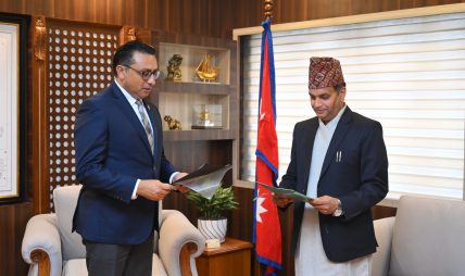 लगानीकर्ताको हित संरक्षणमा इमानदारीपूर्वक काम गर्न नवनियुक्त बोर्ड अध्यक्ष भट्टलाई अर्थमन्त्री वाग्लेको निर्देशन