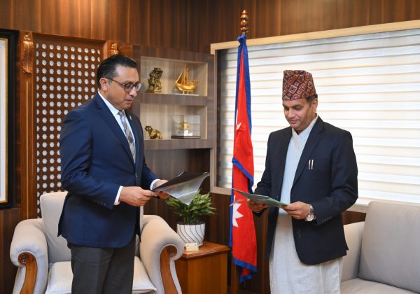 लगानीकर्ताको हित संरक्षणमा इमानदारीपूर्वक काम गर्न नवनियुक्त बोर्ड अध्यक्ष भट्टलाई अर्थमन्त्री वाग्लेको निर्देशन