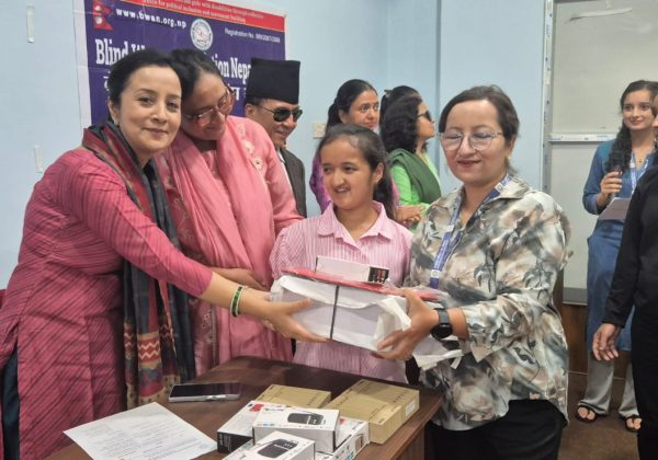सामाजिक उत्तरदायित्वअन्तर्गत सगरमाथा लुम्बिनी इन्स्योरेन्सद्वारा नेत्रहीन विद्यार्थीलाई शैक्षिक सामग्री वितरण